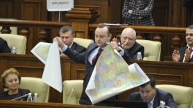 Culmea ipocriziei // După ce l-a trădat pe Voronin, Batrîncea vrea interzicerea traseismului politic